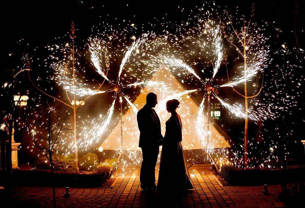 Wir Starten Spektakuläre Hochzeitsfeuerwerke